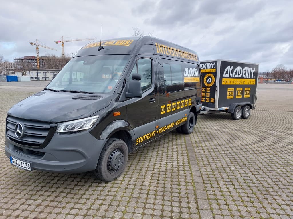 Mercedes-Benz Sprinter 519 CDI & Unsinn Kofferanhänger